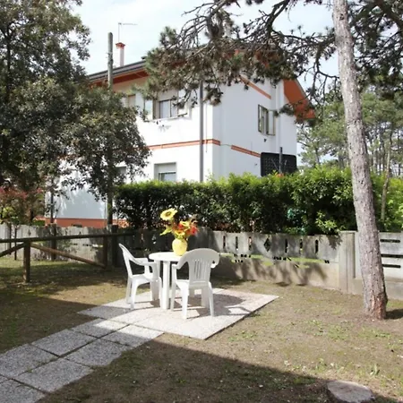 Wonderful Villa With Garden 比比翁
